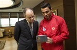 Gençlik ve Spor Bakanı Akif Çağatay Kılıç, milli cimnastikci Ferhat Arıcan'ı makamında kabul etti.
