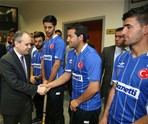 Gençlik ve Spor Bakanı Akif Çağatay Kılıç, çeşitli ziyaret ve incelemelerde bulunmak için geldiği Gaziantep'te vatandaşlar tarafından karşıladı.