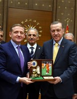 Cumhurbaşkanı Recep Tayyip Erdoğan, Gençlik ve Spor Bakanı Akif Çağatay Kılıç ile İstanbul Başakşehir Kulübü Başkanı Göksel Gümüşdağ ve Yönetim Kurulu üyeleri ile bazı futbolcuları kabul etti.