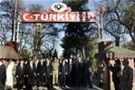 Başbakan Ahmet Davutoğlu ile Gençlik ve Spor Bakanı Akif Çağatay Kılıç, Türkiye ve Yunanistan arasındaki sınır olan Pazarkule Sınır Kapısı'nı ziyaret etti.