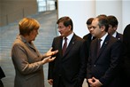 	Başbakan Ahmet Davutoğlu ile Gençlik ve Spor Bakanı Akif Çağatay Kılıç, Almanya Şansölyesi Angela Merkel'in başkanlık ettiği çalışma yemeğine katıldı.