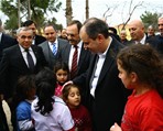Gençlik ve Spor Bakanı Akif Çağatay Kılıç, Samsun ziyareti sırasında karne hediyesi olarak çocuklara bebek ve futbol topu verdi.