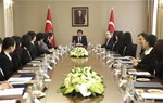 Başbakan Ahmet Davutoğlu, Gençlik ve Spor Bakanlığı Küresel Liderlik Gelişim Programı kapsamında, Türkiye'yi ziyaret eden Japon gençlik heyetini kabul etti.