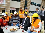 Gençlik ve Spor Bakanı Akif Çağatay Kılıç, Adıyaman'ın Besni İlçesi'nde yapımı devam eden spor salonu inşaatında incelemelerde bulundu.