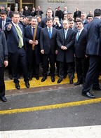 Başbakan Ahmet Davutoğlu ile Gençlik ve Spor Bakanı Akif Çağatay Kılıç, Hacı Bayram Camii'nde kıldıkları cuma namazı sonrası vatandaşlarla sohbet etti.