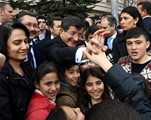 Başbakan Ahmet Davutoğlu ile Gençlik ve Spor Bakanı Akif Çağatay Kılıç, Hacı Bayram Camii'nde kıldıkları cuma namazı sonrası vatandaşlarla sohbet etti.