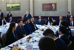 Gençlik ve Spor Bakanı Akif Çağatay Kılıç, Samsun'da partililer ile kahvaltıda bir araya geldi.