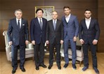 Gençlik ve Spor Bakanı Akif Çağatay Kılıç, Dünya Boks Birliği (AİBA) Başkanı Dr. Ching-Kuo Wu ve milli boksörler Onur Şipal ile Adem Kılıççı 'yı makamında kabul etti.