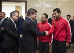 Başbakan Ahmet Davutoğlu ile Gençlik ve Spor Bakanı Akif Çağatay Kılıç, Okul Sporları Dünya Futbol Şampiyonası'nı birincilikle tamamlayan Trabzon Erdoğdu Anadolu Lisesi Futbol Takımı ile buluştu.