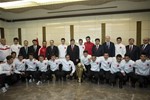 Başbakan Ahmet Davutoğlu ile Gençlik ve Spor Bakanı Akif Çağatay Kılıç, Okul Sporları Dünya Futbol Şampiyonası'nı birincilikle tamamlayan Trabzon Erdoğdu Anadolu Lisesi Futbol Takımı ile buluştu.