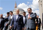Gençlik ve Spor Bakanı Akif Çağatay Kılıç, Sivas Tarihi Kent Meydanı ve İstasyon Caddesi'nde vatandaşlarla sohbet etti.