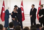 Başbakan Ahmet Davutoğlu, Gençlik ve Spor Bakanı Akif Çağatay Kılıç ile beraberindeki gençleri Çankaya Köşkü'nde kabul etti.