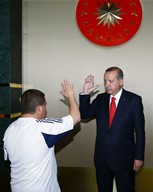 Cumhurbaşkanı Recep Tayyip Erdoğan, Gençlik ve Spor Bakanı Akif Çağatay Kılıç ile beraberindeki gençleri Cumhurbaşkanlığı Sarayı'nda kabul etti.
