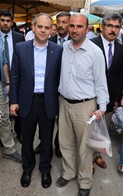 Gençlik ve Spor Bakanı Akif Çağatay Kılıç, Samsun'un İlyasköy Mahallesi'nde pazar esnafını ziyaret etti.