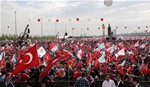 Cumhurbaşkanı Recep Tayyip Erdoğan ve Başbakan Ahmet Davutoğlu ile Gençlik ve Spor Bakanı Akif Çağatay Kılıç, İstanbul'un Fethi'nin 562. Yıl Dönümü Kutlamalarına katıldı.