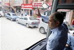 Gençlik ve Spor Bakanı Akif Çağatay Kılıç, Ak Parti seçim otobüsünden Vezirköprülü hemşehrilerini selamladı.