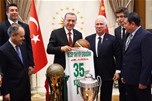 Cumhurbaşkanı Recep Tayyip Erdoğan, Gençlik ve Spor Bakanı Akif Çağatay Kılıç ile beraberindeki Karşıyaka Spor Kulübü’nün yönetimini kabul etti.