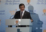 Başbakan Ahmet Davutoğlu ile Gençlik ve Spor Bakanı Akif Çağatay Kılıç, Gölbaşı Vilayetler Evi'nde düzenlenen AK Parti Gençlik Kolları Vefa İftarı'na katıldı.