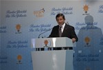 Başbakan Ahmet Davutoğlu ile Gençlik ve Spor Bakanı Akif Çağatay Kılıç, Gölbaşı Vilayetler Evi'nde düzenlenen AK Parti Gençlik Kolları Vefa İftarı'na katıldı.