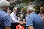 Gençlik ve Spor Bakanı Akif Çağatay Kılıç, Samsun'un Saathane Meydanı esnafını ziyaret etti.