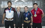 Gençlik ve Spor Bakanı Akif Çağatay Kılıç, Güreş A Milli Takımları'nı Gençlik ve Spor Bakanlığı merkez binasında kabul etti.