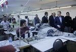 Gençlik ve Spor Bakanı Akif Çağatay Kılıç, Samsun'un Çarşamba İlçesi'nde konfeksiyon atölyesini ziyaret etti.