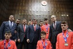 Başbakan Ahmet Davutoğlu Avrupa Kulüpler Kros Şampiyonası'nda şampiyonluğa uzanan Darıca Belediyesi Eğitim Spor Kulübü Kros Takımı'ni kabul etti.
