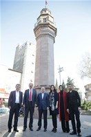 Bakan Çağatay Kılıç, Saathane Meydanı'ndaki Saat Kulesi'nin önünde hatıra fotoğrafı çektirdi.