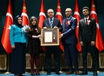 Gençlik ve Spor Bakanı Akif Çağatay Kılıç, Cumhurbaşkanlığı Külliyesi'nde düzenlenen Devlet Övünç Madalyası Tevcih Törenine katıldı.