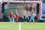 Gençlik ve Spor Bakanı Akif Çağatay Kılıç, Gaziantep'te Suriyeli göçmenler arasında düzenlenen Yeşil Sahada Barış İçin Kardeşlik Turnuvasının kapanış töreninde oynanan gösteri maçında forma giydi.