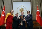 Cumhurbaşkanı Recep Tayyip Erdoğan, Eurocup Şampiyonu Galatasaray Erkek Basketbol Takımı’nı Cumhurbaşkanlığı Külliyesi’nde kabul etti. 