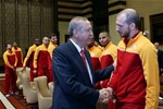 Cumhurbaşkanı Recep Tayyip Erdoğan, Eurocup Şampiyonu Galatasaray Erkek Basketbol Takımı’nı Cumhurbaşkanlığı Külliyesi’nde kabul etti. 