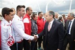 Bakan Çağatay Kılıç, Bursa'daki temasları çerçevesinde kapalı atletizm pistinin temel atma törenine katıldı. 