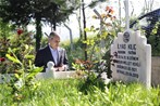 Bakan Çağatay Kılıç, Anneler Günü'nde Babaanesi Leman Kılıç'ın mezarını ziyaret etti.