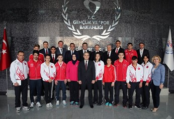 Gençlik ve Spor Bakanı Akif Çağatay Kılıç, 2014 Nanjing Yaz Gençlik Olimpiyat Oyunları'nda madalya kazanan sporcuları makamında kabul etti.