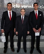 Gençlik ve Spor Bakanı Akif Çağatay Kılıç, 2014 Nanjing Yaz Gençlik Olimpiyat Oyunları'nda madalya kazanan sporcuları makamında kabul etti.