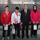 Gençlik ve Spor Bakanı Akif Çağatay Kılıç, 2014 Nanjing Yaz Gençlik Olimpiyat Oyunları'nda madalya kazanan sporcuları makamında kabul etti.