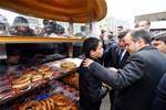 Başbakan Ahmet Davutoğlu ile Gençlik ve Spor Bakanı Akif Çağatay Kılıç, Hacı Bayram Camii'nde kıldıkları cuma namazı sonrası vatandaşlarla sohbet etti.