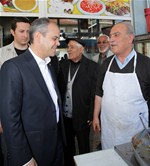 Gençlik ve Spor Bakanı Akif Çağatay Kılıç, Samsun'un Kavak İlçesi'nde esnaf ziyaretinde bulundu.