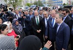 Gençlik ve Spor Bakanı Akif Çağatay Kılıç, Sivas Tarihi Kent Meydanı ve İstasyon Caddesi'nde vatandaşlarla sohbet etti.