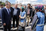 Gençlik ve Spor Bakanı Akif Çağatay Kılıç, Sivas Tarihi Kent Meydanı ve İstasyon Caddesi'nde vatandaşlarla sohbet etti.