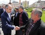 Gençlik ve Spor Bakanı Akif Çağatay Kılıç, Sivas Tarihi Kent Meydanı ve İstasyon Caddesi'nde vatandaşlarla sohbet etti.