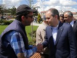 Gençlik ve Spor Bakanı Akif Çağatay Kılıç, Sivas Tarihi Kent Meydanı ve İstasyon Caddesi'nde vatandaşlarla sohbet etti.