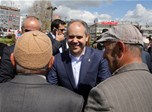 Gençlik ve Spor Bakanı Akif Çağatay Kılıç, Sivas Tarihi Kent Meydanı ve İstasyon Caddesi'nde vatandaşlarla sohbet etti.
