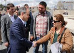 Gençlik ve Spor Bakanı Akif Çağatay Kılıç, Sivas Tarihi Kent Meydanı ve İstasyon Caddesi'nde vatandaşlarla sohbet etti.
