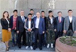 Gençlik ve Spor Bakanı Akif Çağatay Kılıç, Sivas Tarihi Kent Meydanı ve İstasyon Caddesi'nde vatandaşlarla sohbet etti.
