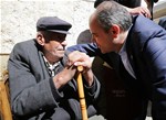 Gençlik ve Spor Bakanı Akif Çağatay Kılıç, Sivas Tarihi Kent Meydanı ve İstasyon Caddesi'nde vatandaşlarla sohbet etti.