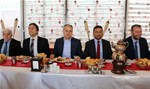 Gençlik ve Spor Bakanı Akif Çağatay Kılıç, Muhtarlar, belediye başkanı, belediye meclis üyeleri, gençlik kolları, kadın kolları başkanları ve stk temsilcileri ile kahvaltı programına katıldı.