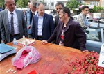 Gençlik ve Spor Bakanı Akif Çağatay Kılıç, Samsun'un İlyasköy Mahallesi'nde pazar esnafını ziyaret etti.