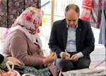 Gençlik ve Spor Bakanı Akif Çağatay Kılıç, Samsun'un İlyasköy Mahallesi'nde pazar esnafını ziyaret etti.